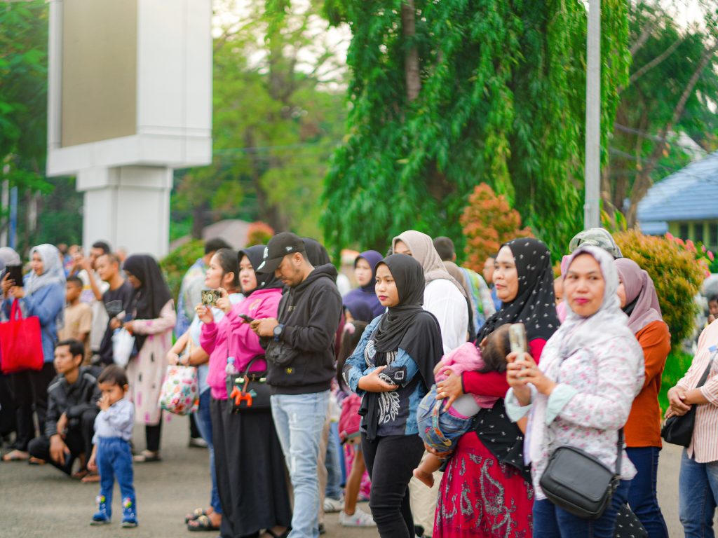 Dress yang Dirangkai dari Hembusan Terakhir Senja: Simfoni Warna, Mimpi, dan Elegansi