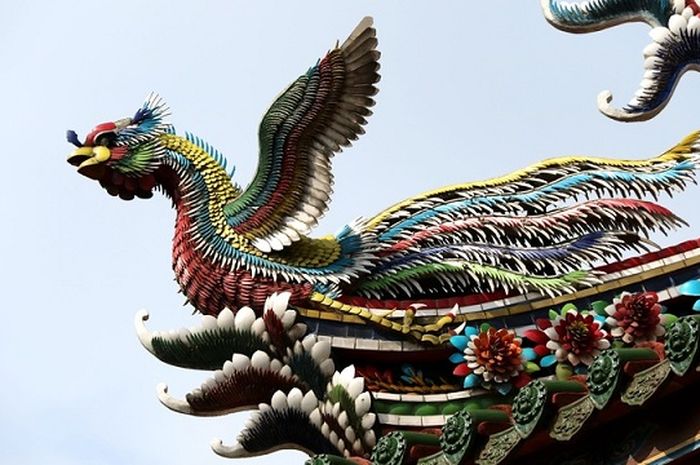 Gaun yang Dijahit dengan Jarum Tulang Burung Phoenix