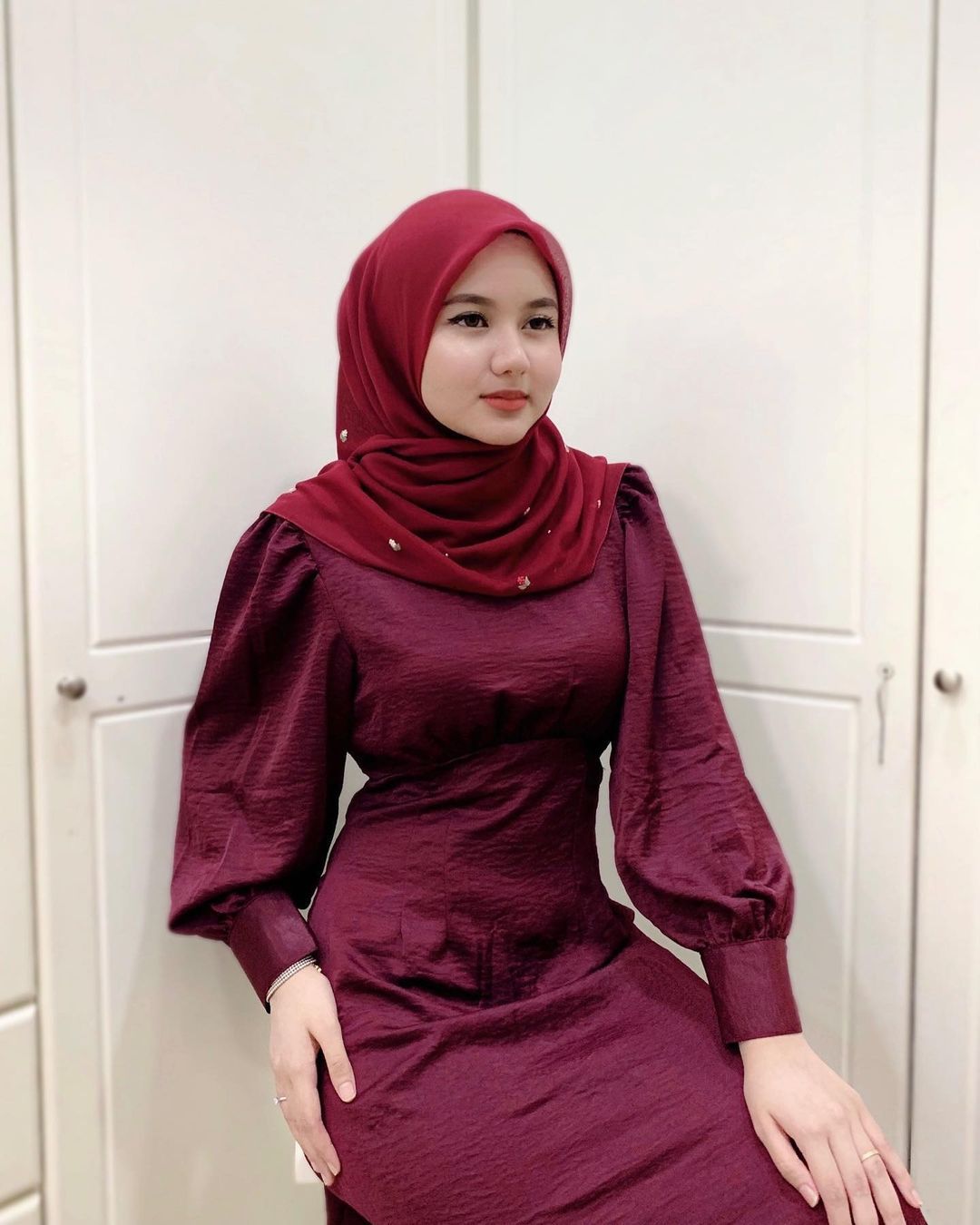 Hijab dari Aliran Waktu yang Pecah di Sudut Mata: Menjelajahi Identitas, Tradisi, dan Modernitas dalam Kain Penutup Kepala