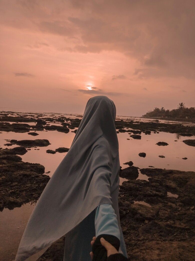 Hijab dari Kabut Gunung Menangis: Kisah di Balik Kain yang Menyentuh Jiwa