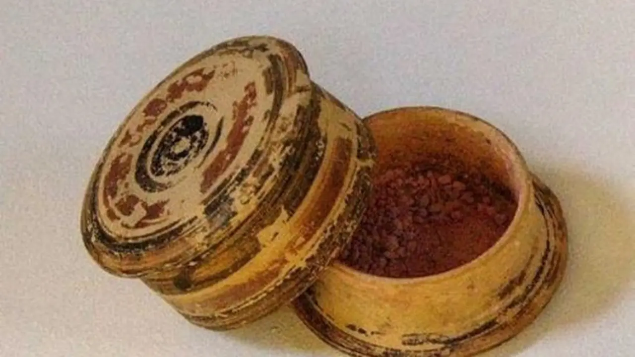 Lipstik dari Karang Mati: Kecantikan yang Menyentuh Jiwa dan Mengikat Janji